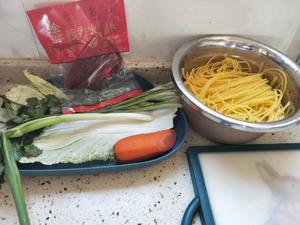 火腿白菜玉米面条的做法 步骤1