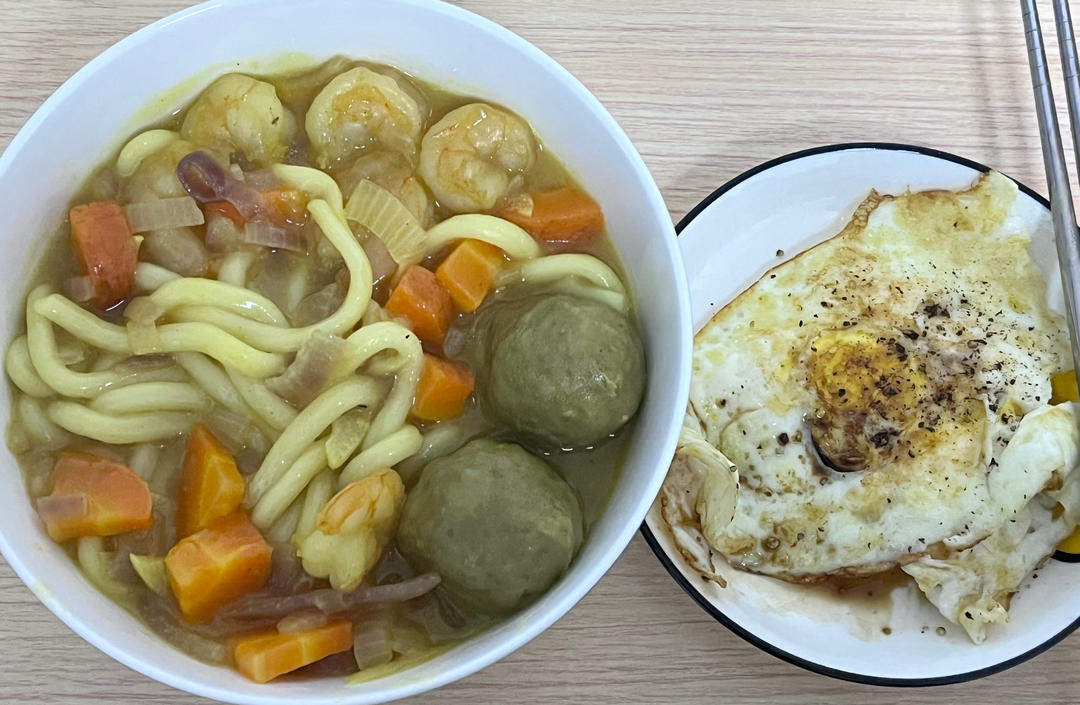 超浓郁的咖哩鱼丸乌冬面