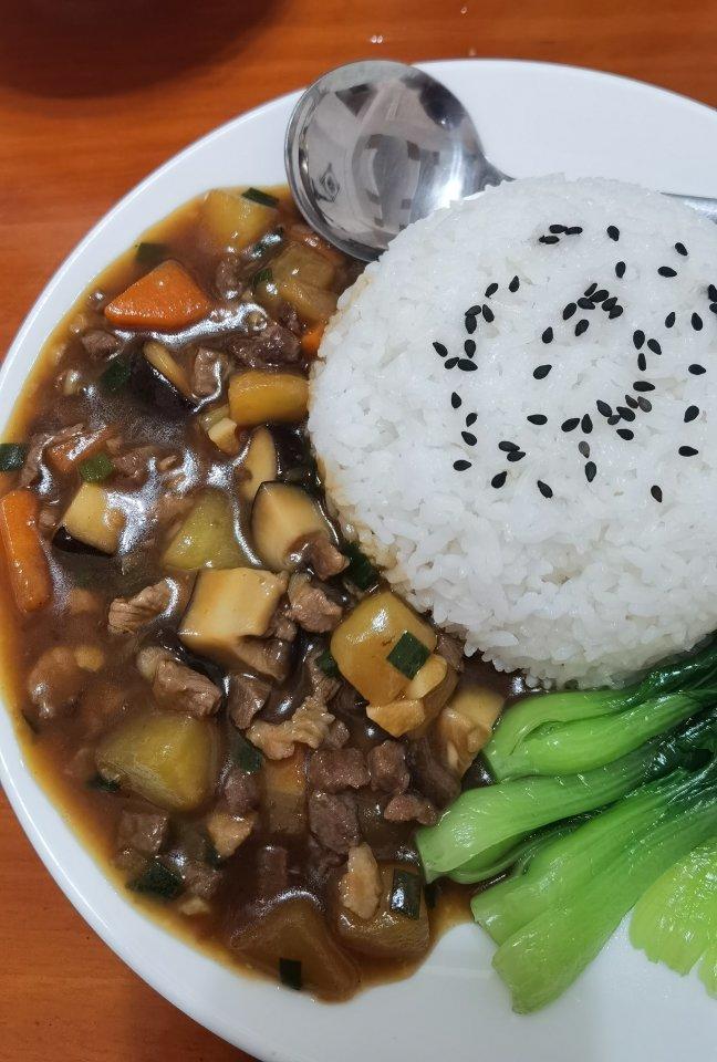 香菇土豆肉末盖浇饭