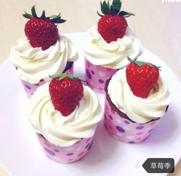 草莓纸杯蛋糕（Strawberry Cupcakes)