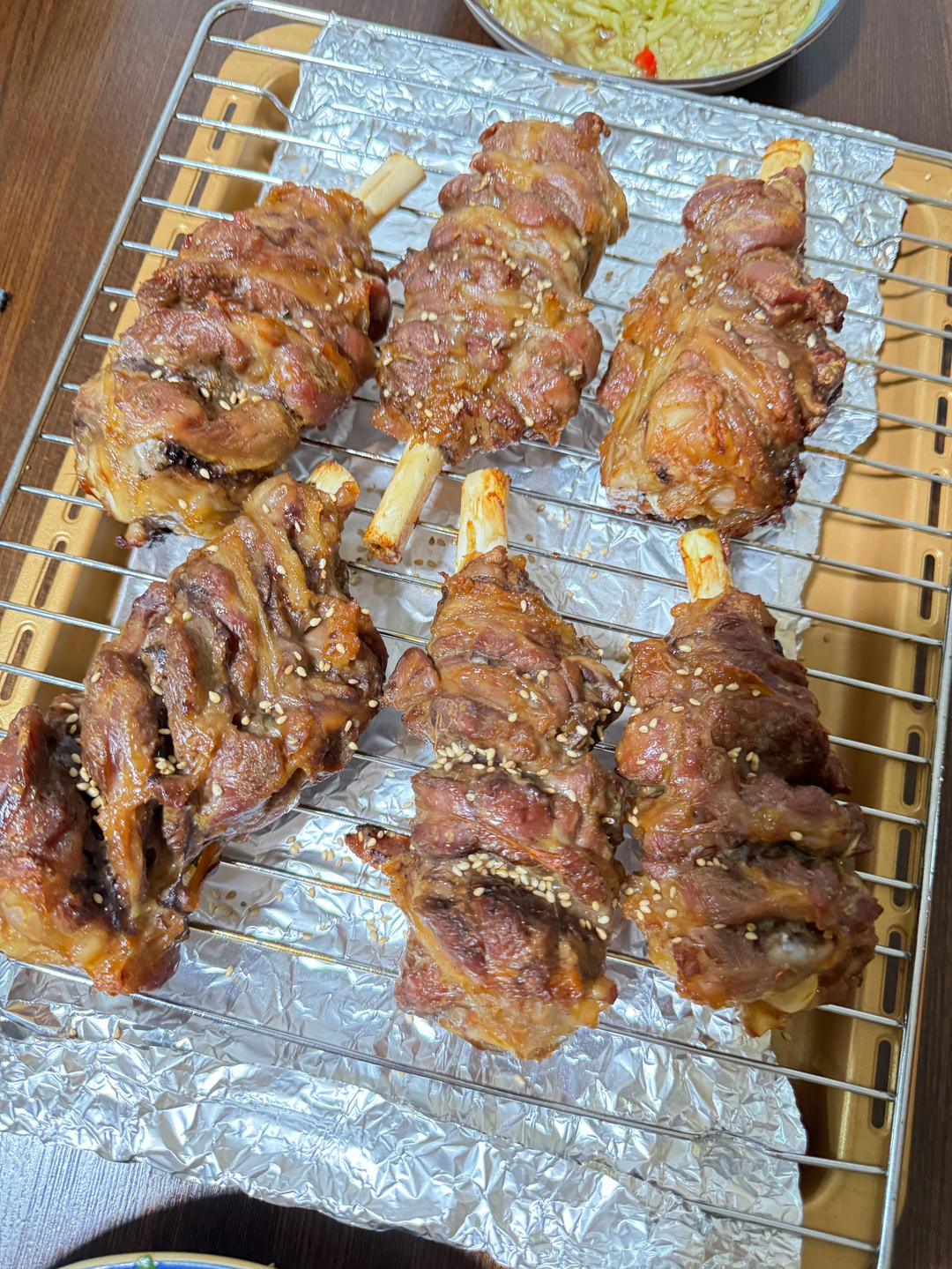 把整个大羊腿丢入烤箱，出锅真是太香了，20年的经验和配方，外焦里嫩