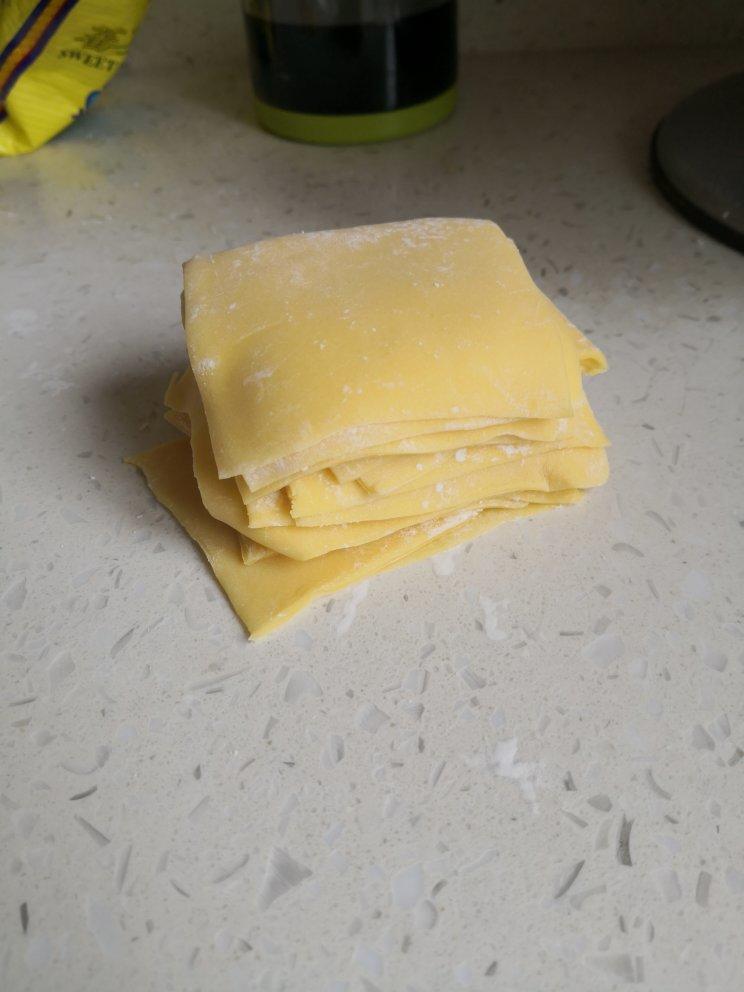 薄如蝉翼的手擀馄饨皮