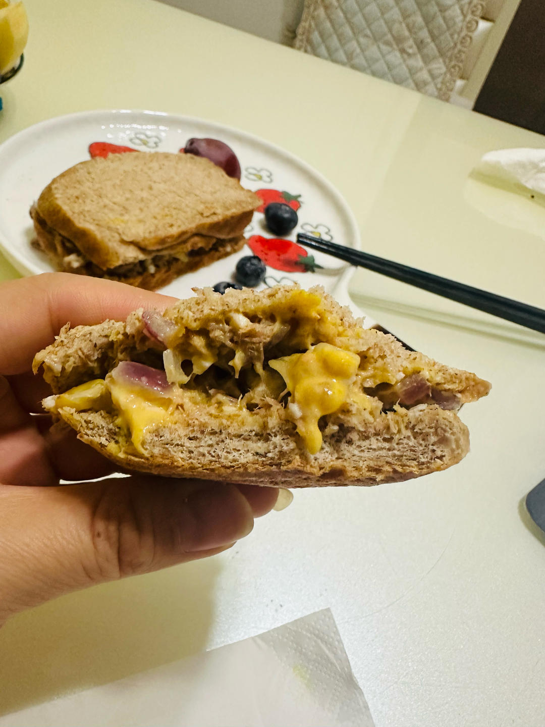 金枪鱼鸡蛋沙拉三明治
