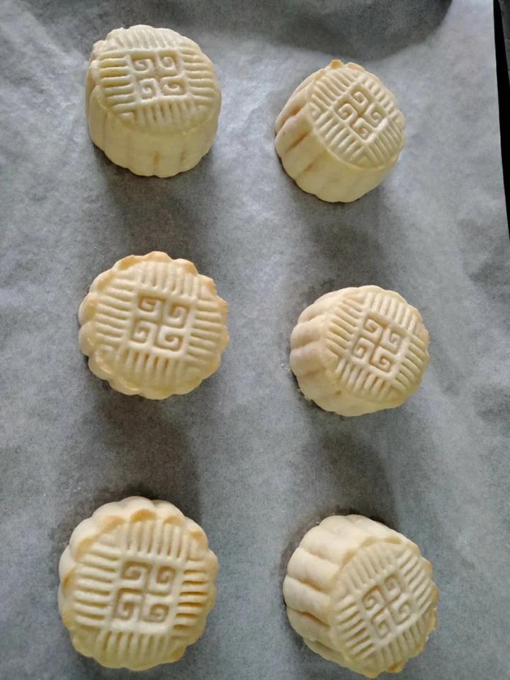 💃奶黄流心月饼——这是可以让你坐稳朋友圈厨霸位置的月饼🥮，没人点赞算我输👎
