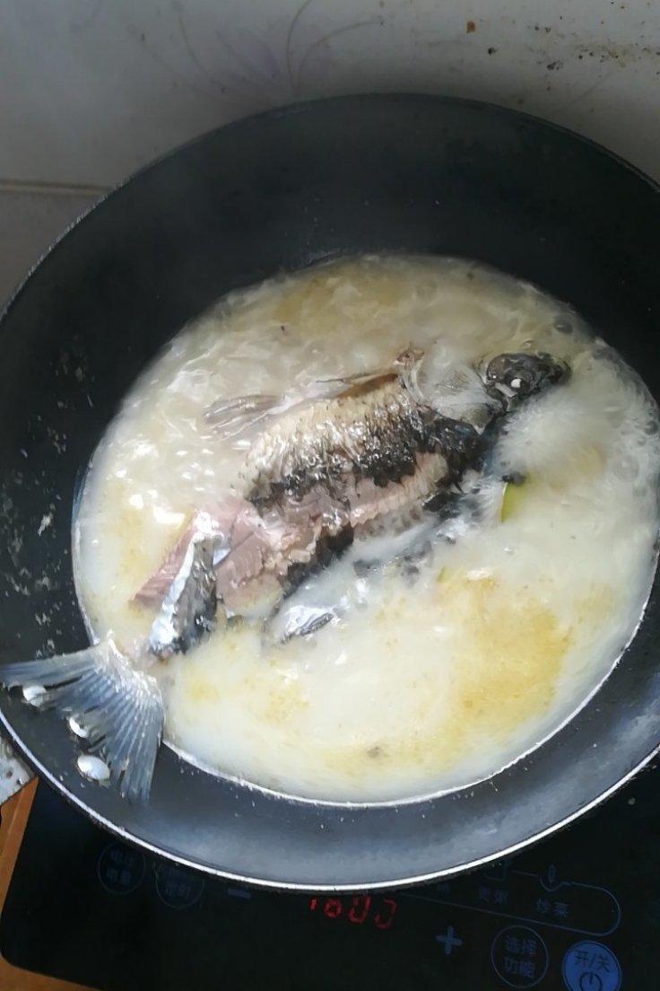 啊大许洁做的清炖鲫鱼汤 三个关键步骤让你轻松炖出汤浓味鲜色白似奶