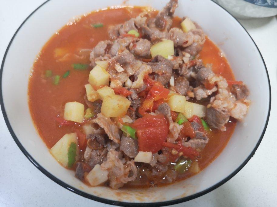 汤汁浓郁，番茄土豆肥牛锅