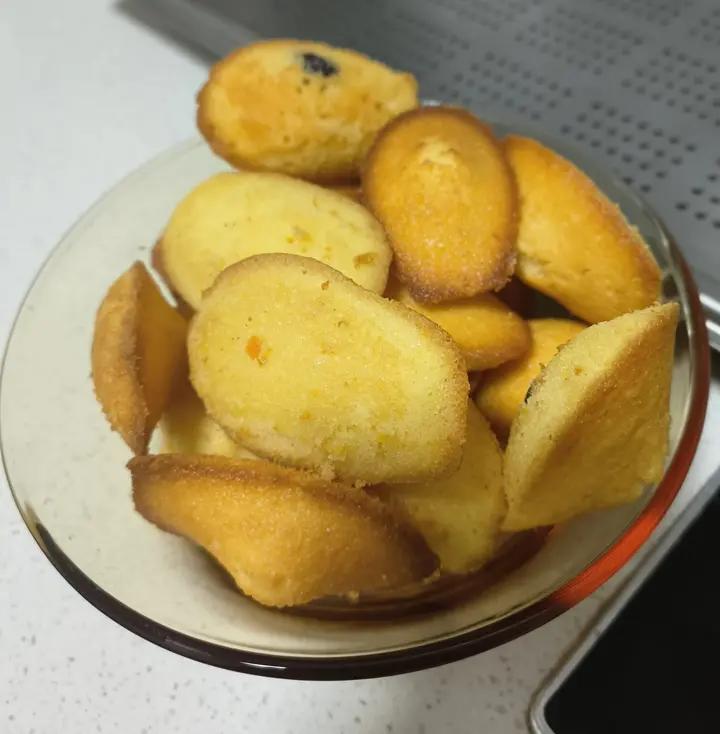 玛德琳（蓝带方）