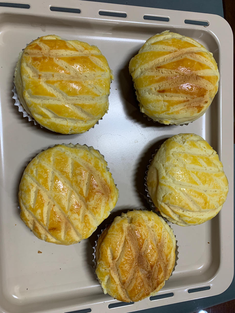 好吃到炸裂的港式菠萝包（附带制作酥皮的小视频）