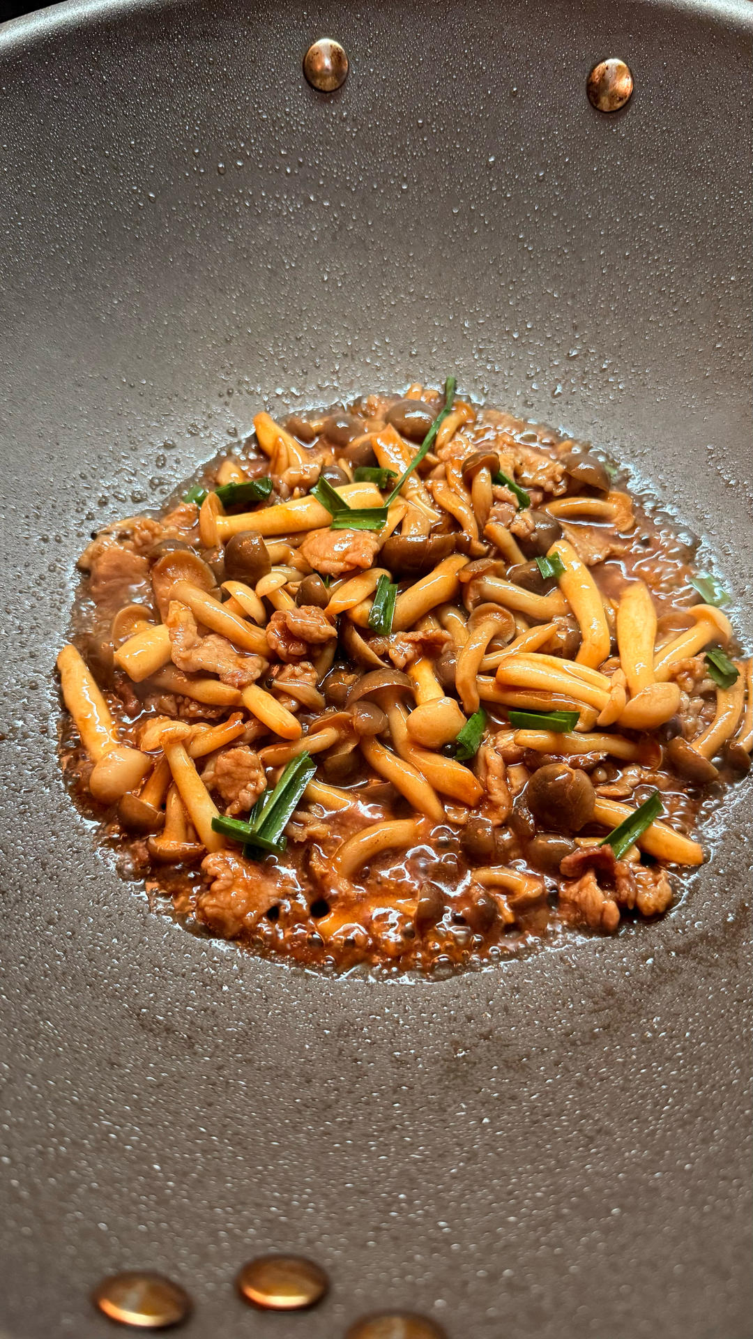 今日菜谱：菌菇小炒肉