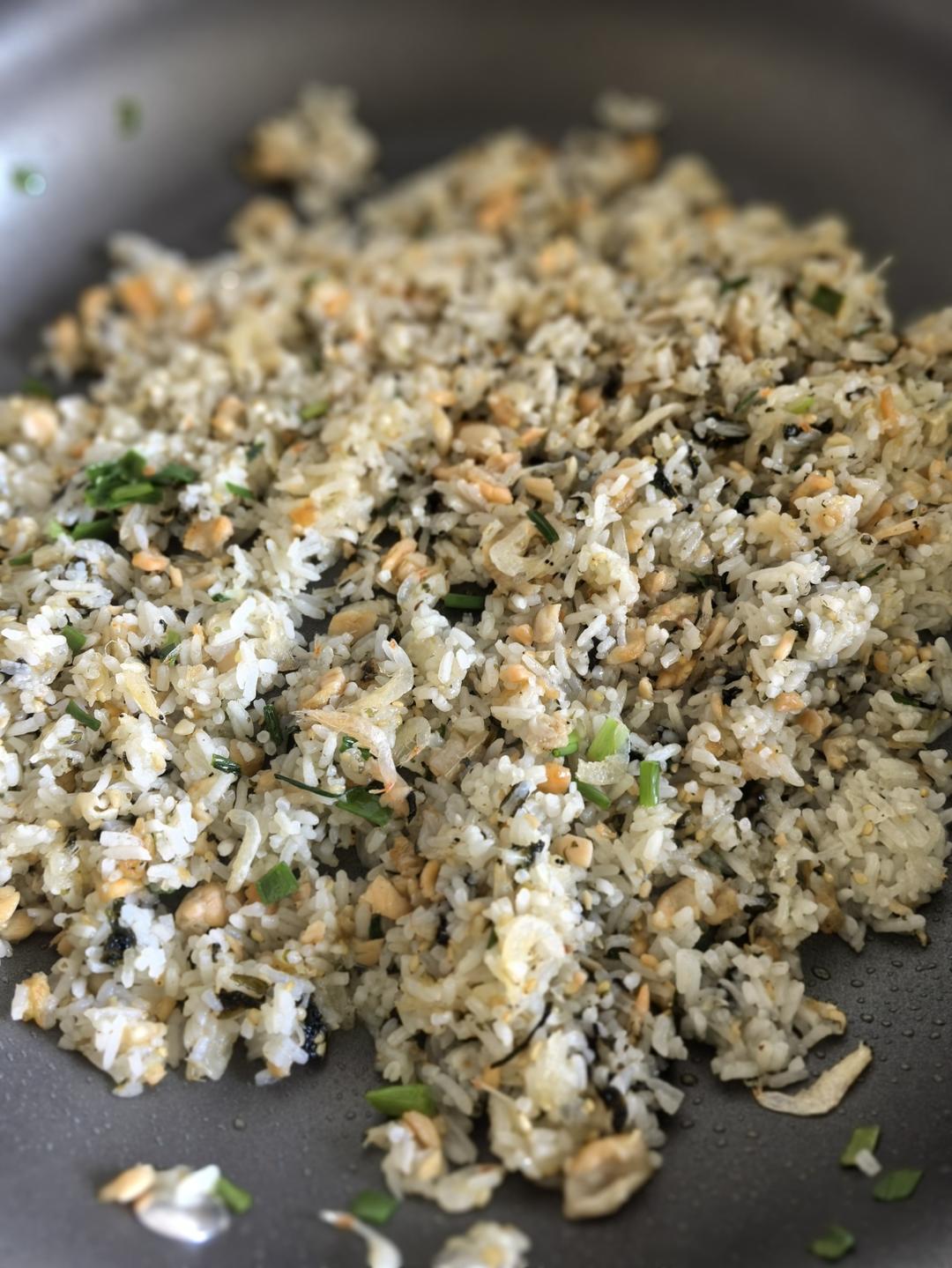 三文鱼肉碎蛋炒饭