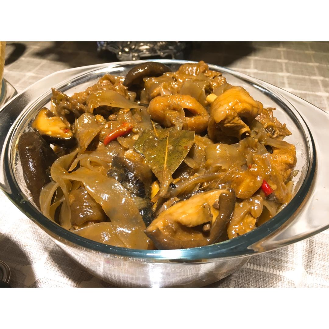 鸡肉蘑菇炖宽粉Stewed Chicken with Glass Noodles