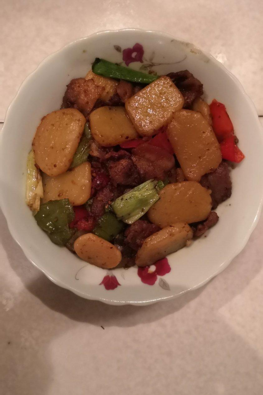五花肉干煸土豆片