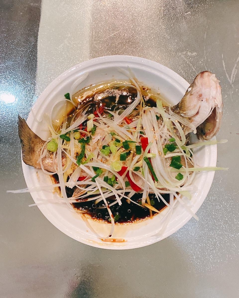 考究的清蒸鲈鱼