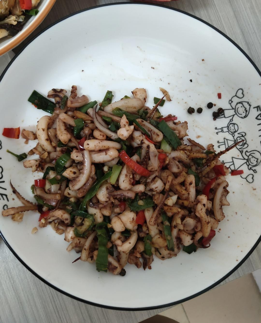 爆炒鱿鱼须，加上这一步，可以与铁板鱿鱼媲美