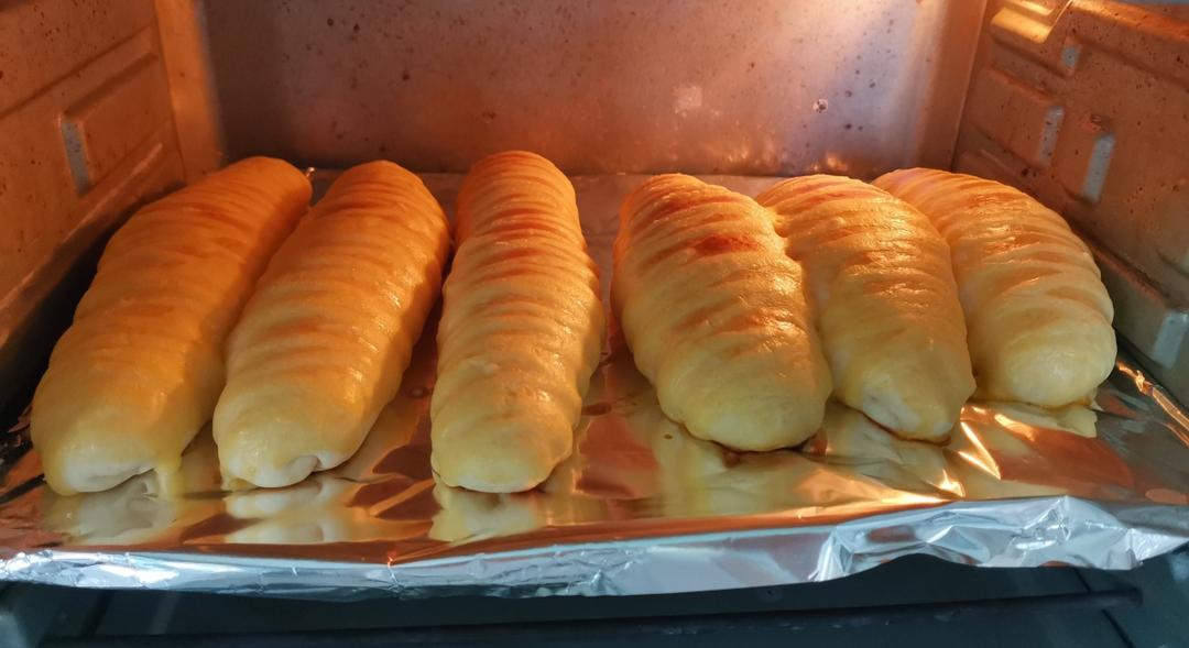 香甜柔软的毛毛虫面包