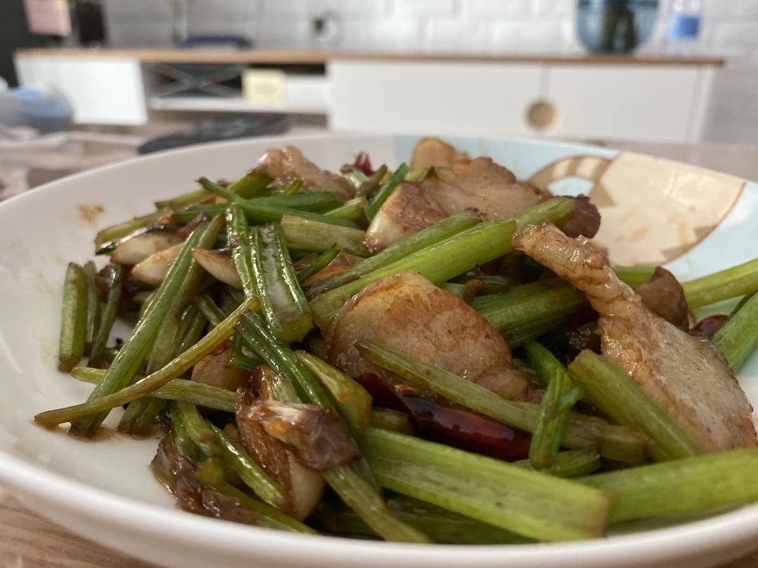 芹菜炒肉的新方法（这样炒出来的芹菜脆，肉丝嫩滑）
