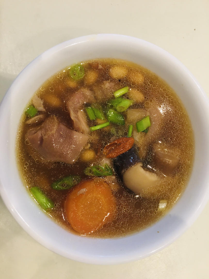 黄豆花生玉米猪蹄汤