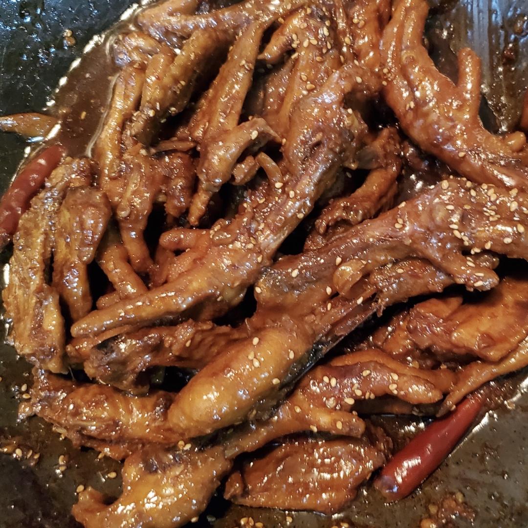 香辣过瘾的红烧酱香鸡爪，好吃到连骨头都不想放过