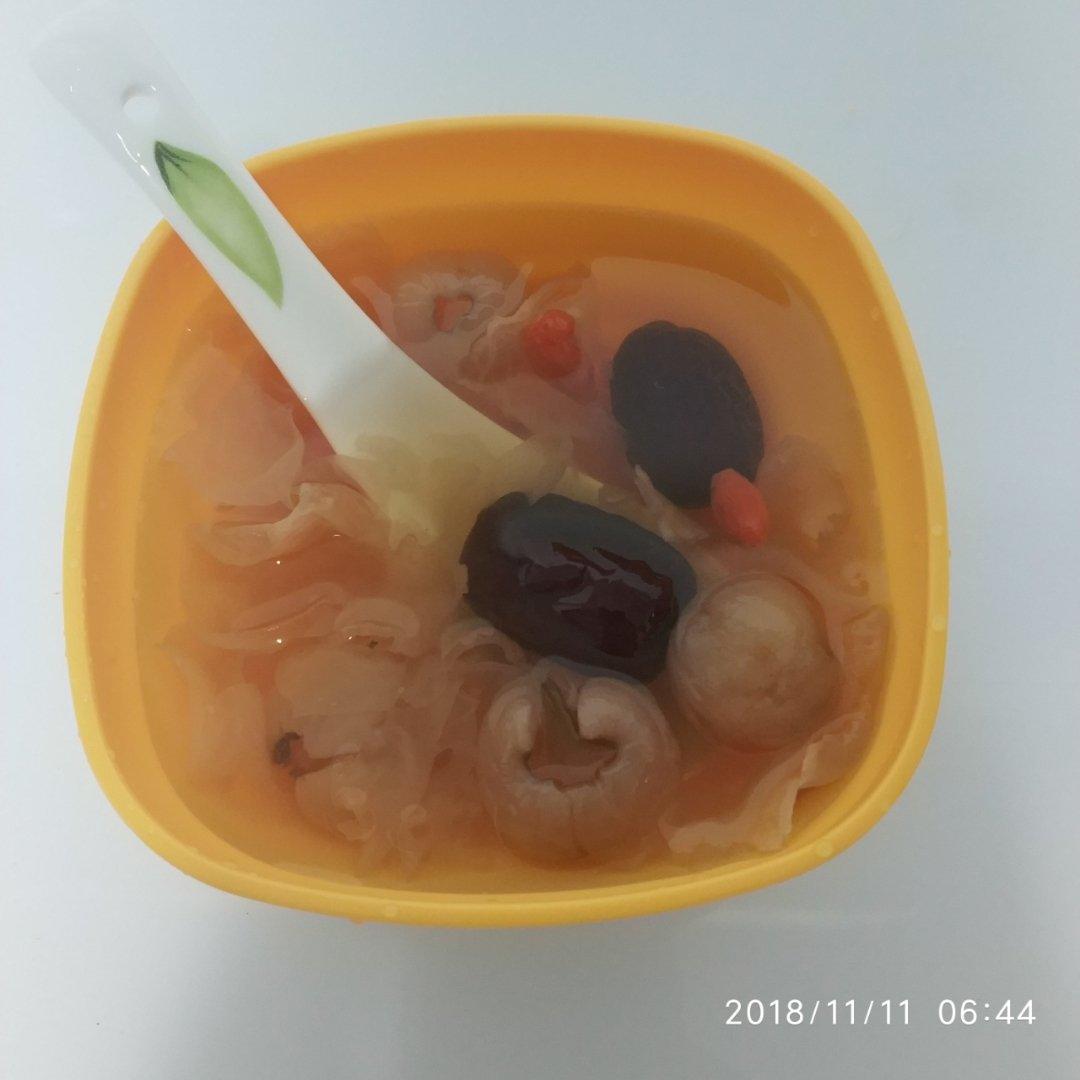 红枣枸杞银耳羹