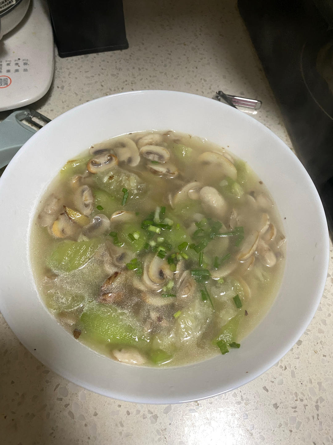 汤鲜味美！适合天热喝的刮油神汤～丝瓜蘑菇汤