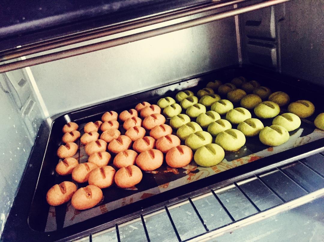 小岛老师法式莎布雷酥球（比黄油曲奇好吃百倍）
这是一款人气非常高的点心！抹茶味道更为大家喜欢！酥脆中带着抹茶的清香！