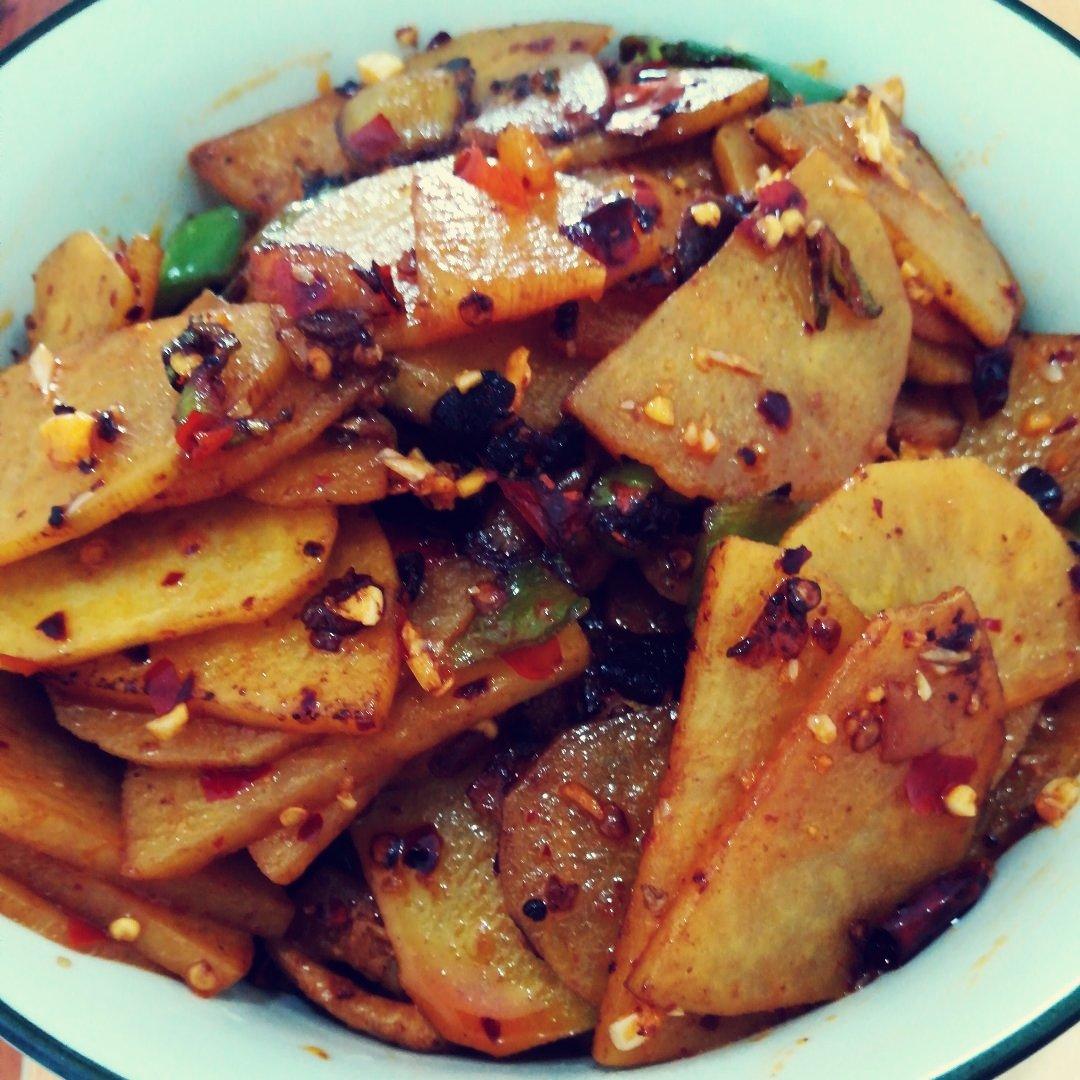 五花肉干煸土豆片