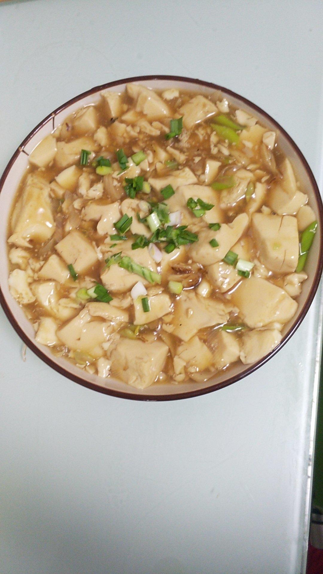 不放肉也超下饭的葱焖豆腐