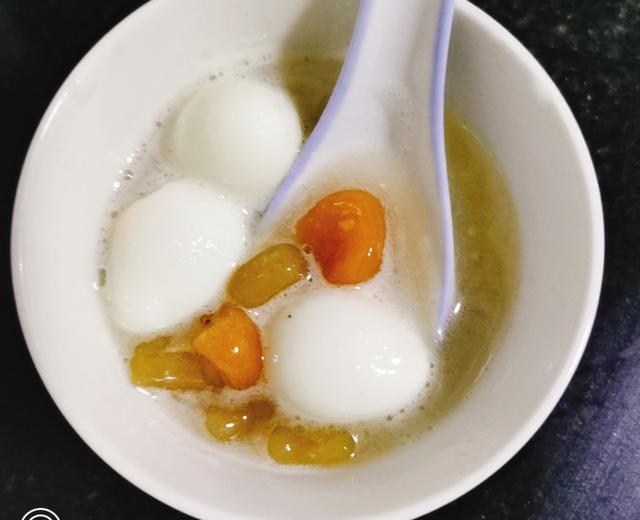 孩子们喜欢得不得了的润肺甜品：莲子雪梨银耳芋泥鹌鹑蛋糖水（小美制）的做法