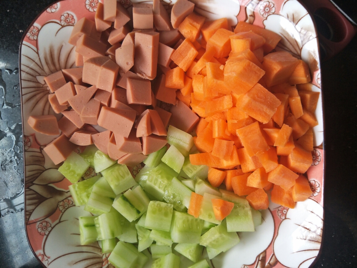 黄瓜胡萝卜火腿丁的做法 步骤1