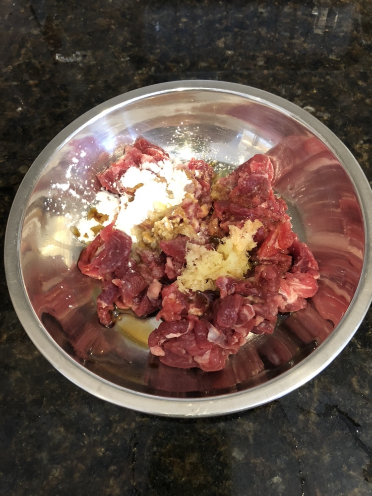脆脆菜花抄安格斯牛肉白菌菇的做法 步骤1