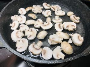 蘑菇炒鸡丁营养美味🔥减脂必备的做法 步骤4