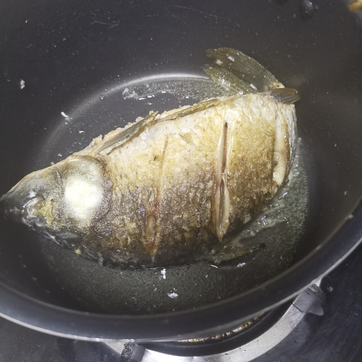 傣味酸笋烩鱼的做法 步骤4