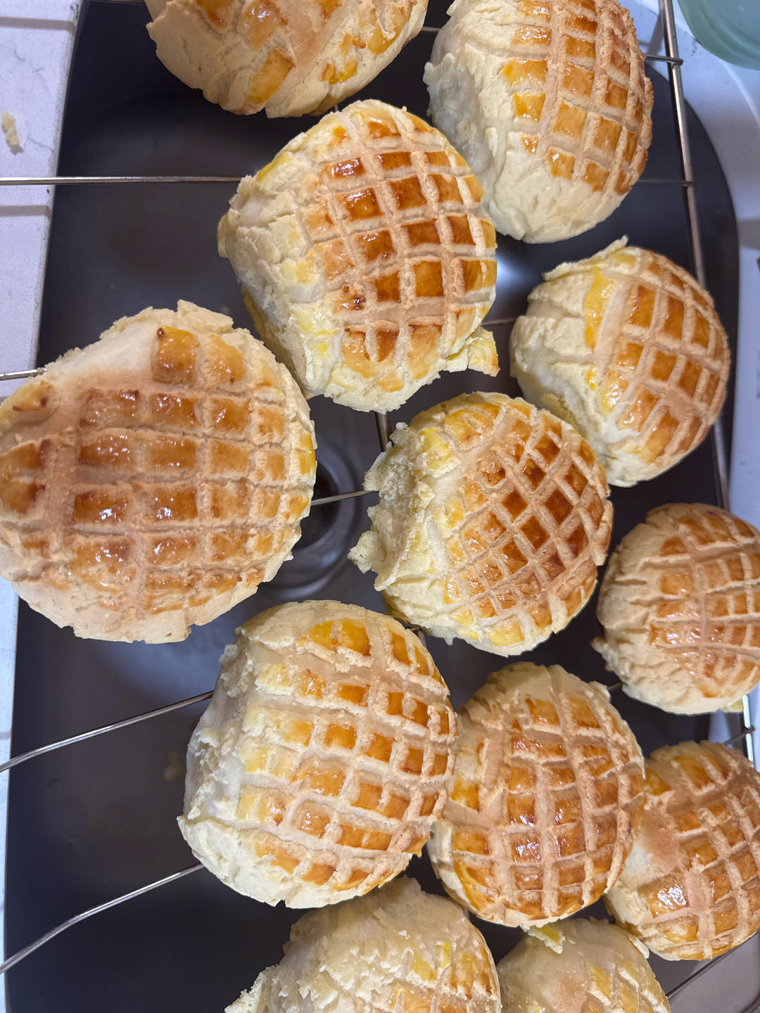 好吃到炸裂的港式菠萝包（附带制作酥皮的小视频）