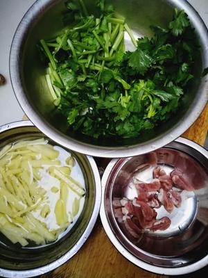 芹菜土豆丝炒肉的做法 步骤2