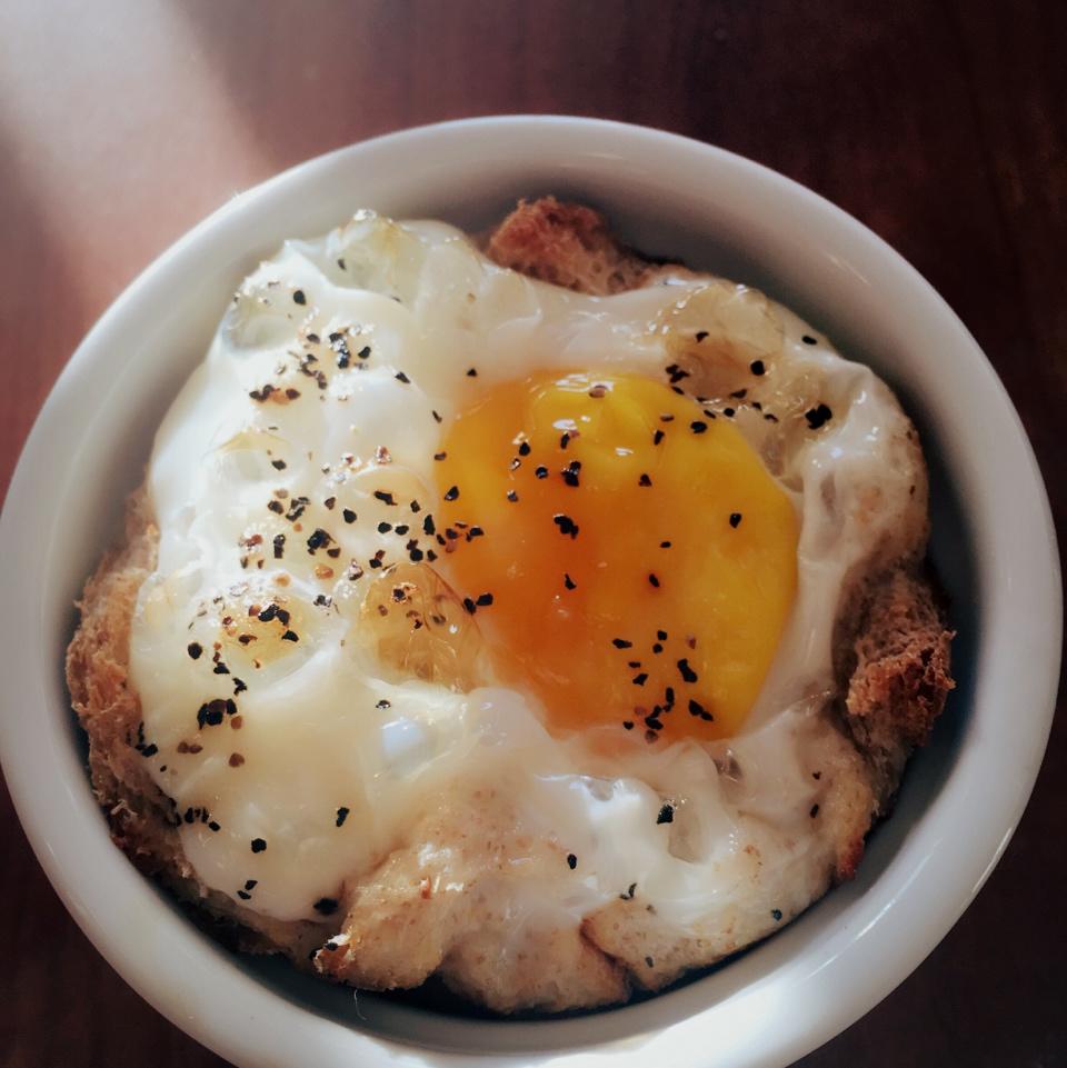 鸡蛋吐司杯盏