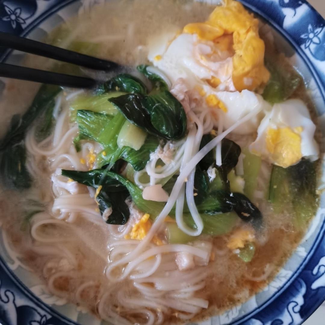 冬天，下班回家吃碗热汤面，暖心暖胃舒服
