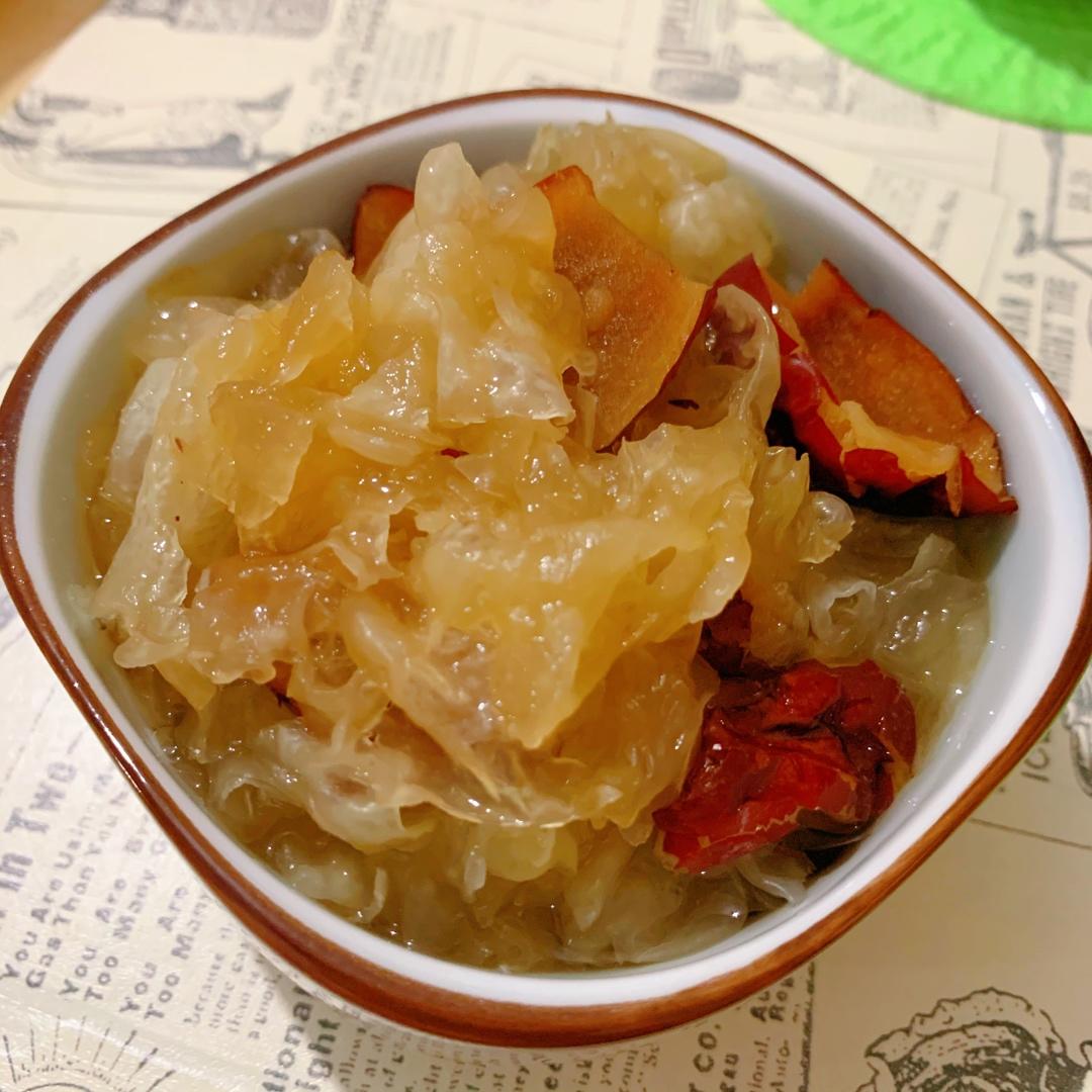 冰糖银耳红枣汤