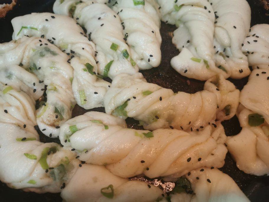 生煎葱油卷子（我觉的就是生煎包和葱油花卷的完美融合！）