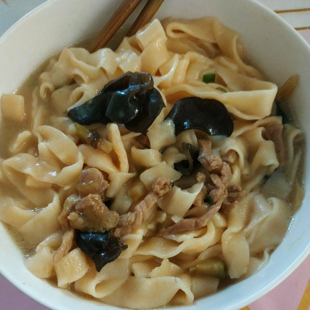 适合儿童的菠菜面和胡萝卜面条