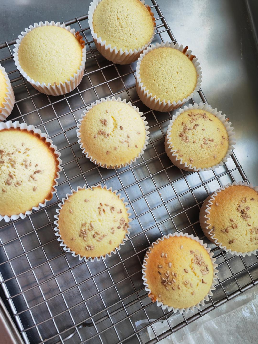 全蛋法打发原味海绵杯子蛋糕