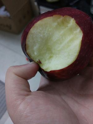 消灭苹果——苹果沾盐的做法 步骤1