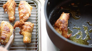 完美还原《花间提壶方大厨》的红薯鸡翅，好吃炸了（视频）的做法 步骤11