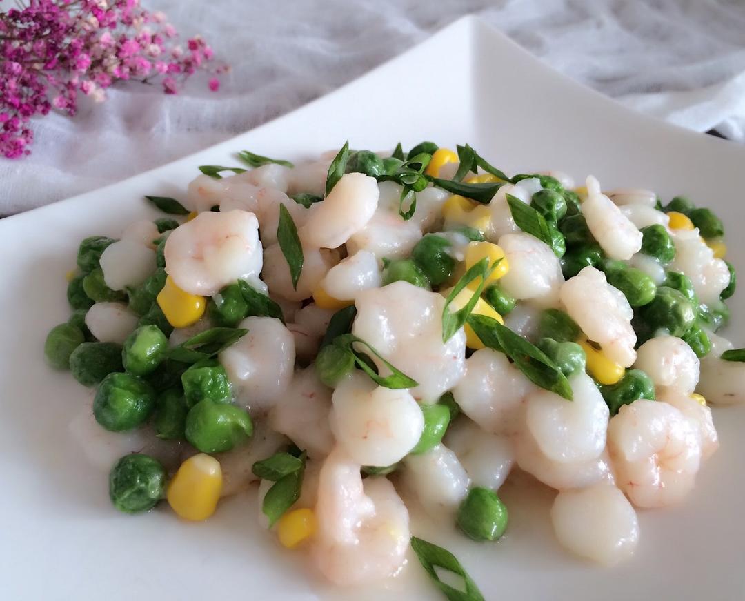 【虾仁炒青豆】
海虾个头比一般的虾要大一些，适当的加调料要腌制一下会更入味，时令青豆很是软糯口感甜甜的，两种食材结合一起很适合老小食用