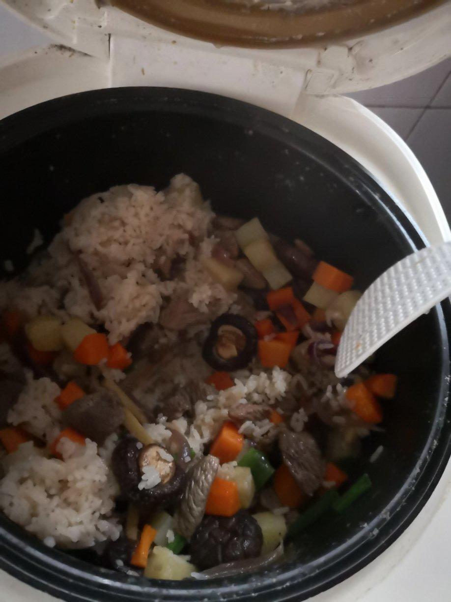 喷香羊肉焖饭