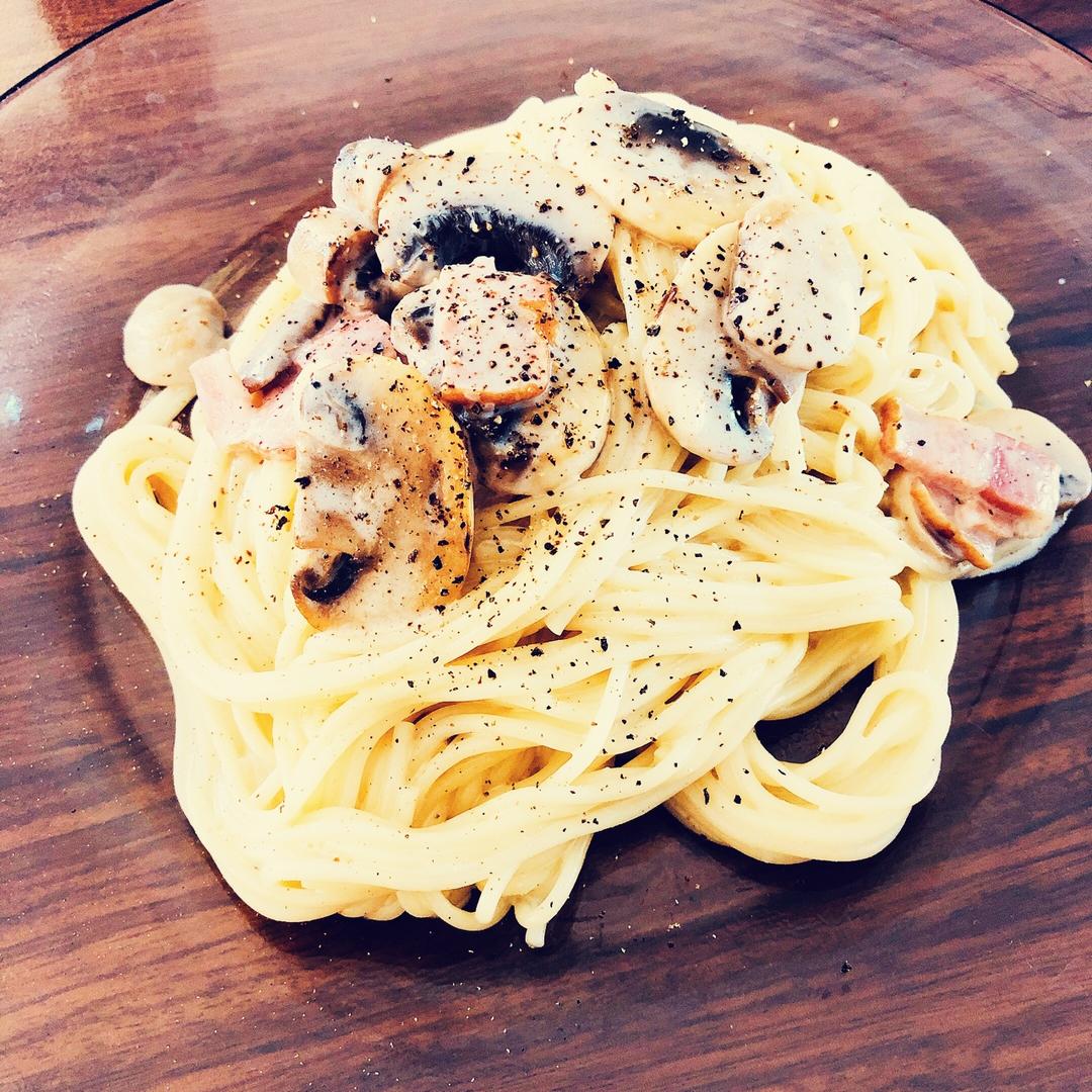 简单快手的奶油蘑菇培根意面