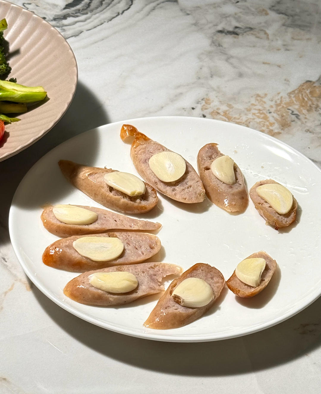 不吃生蒜的人都会忍不住多夹几块_蒜片烤肠