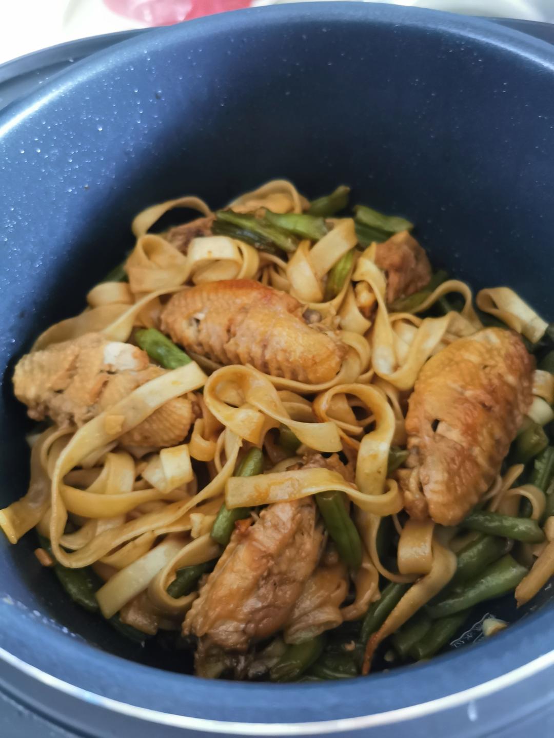 电饭煲鸡翅豆角焖新鲜面条