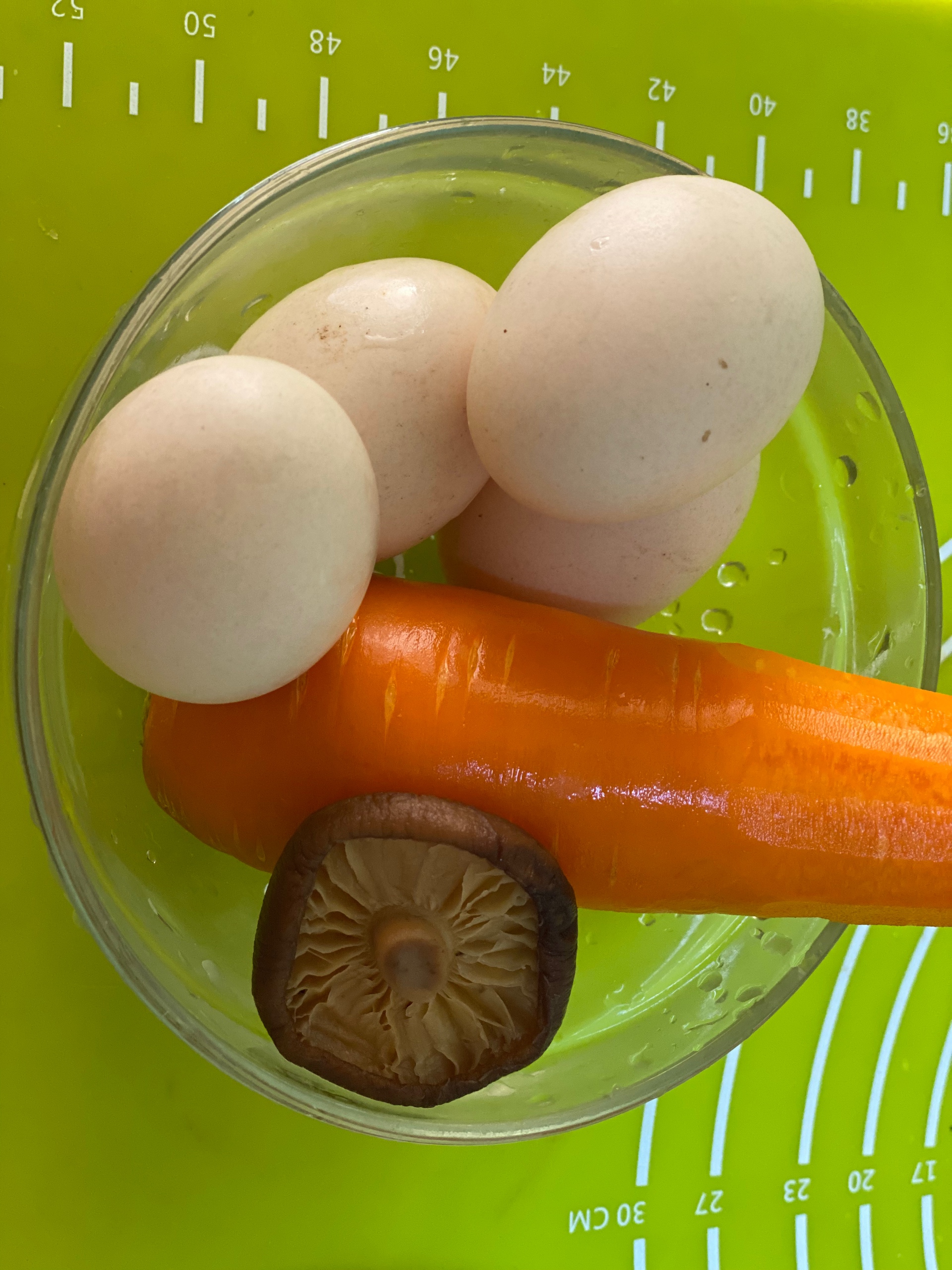 一岁宝宝胡萝卜香菇鸡蛋羹的做法 步骤1