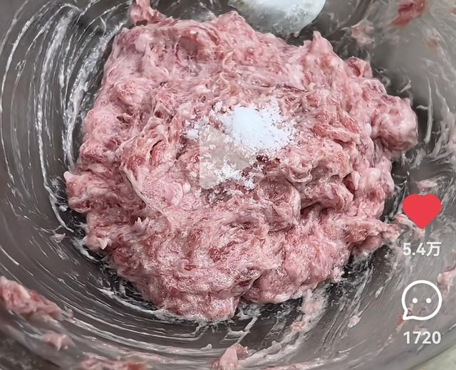 肉三鲜饺子(猪肉虾仁韭菜馅)的做法