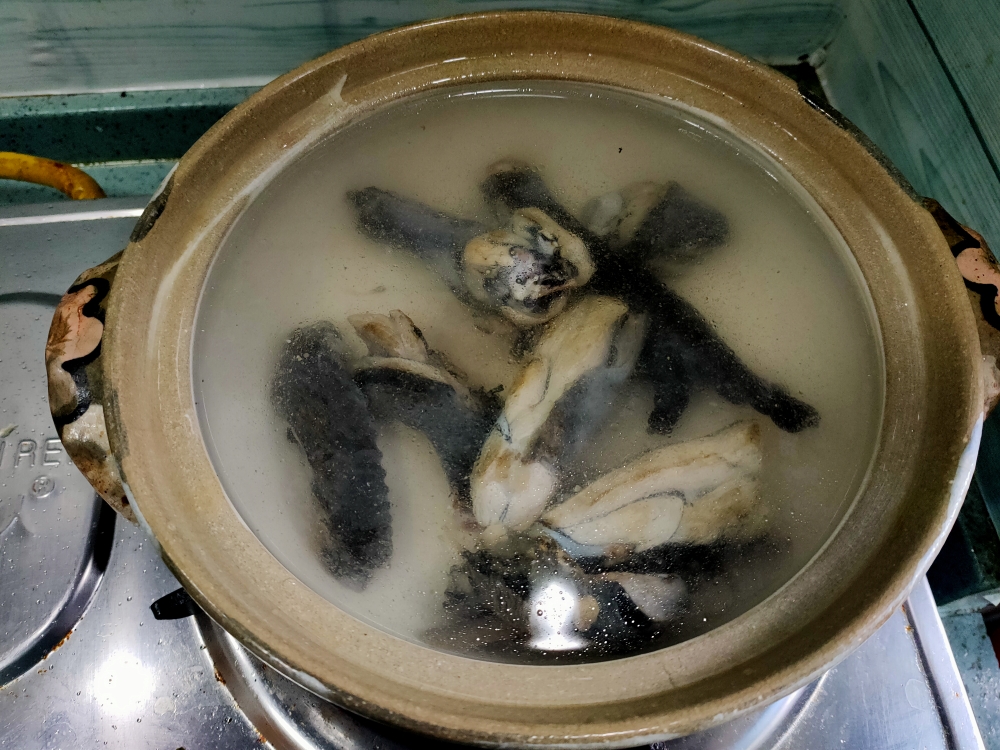 这样熬鸡汤最好喝：茶树菇炖鸡汤的做法 步骤4